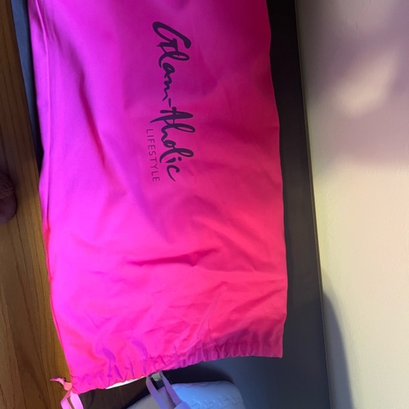 Chic Gray Tote Bag with Sleek Design - Picture 3 of 4